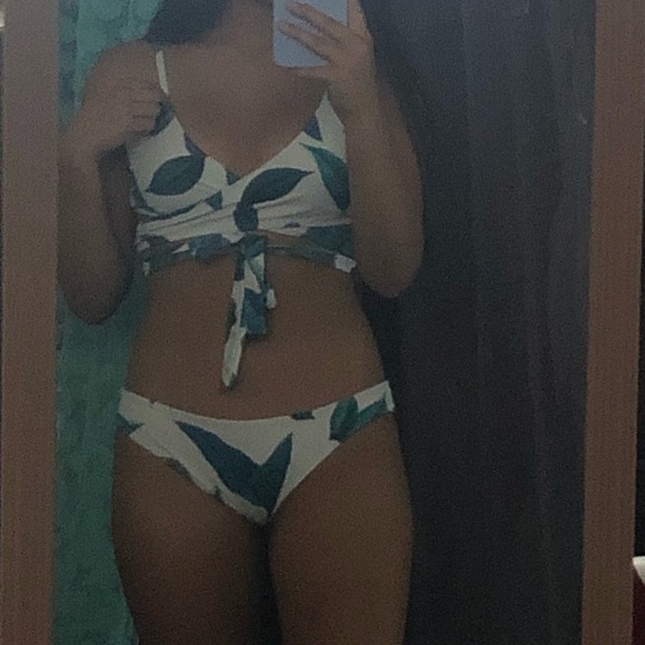 Bikini - Picture 2 of 5